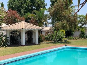 בריכת השחייה שנמצאת ב-Copperbelt Executive Accommodation Ndola, Zambia או באזור