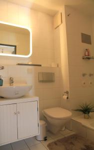 La salle de bains blanche est pourvue de toilettes et d'un lavabo. dans l'établissement ruhige gemütliche 2Z-Whg in S-West, à Stuttgart