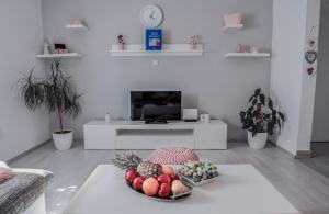 TV a/nebo společenská místnost v ubytování Villa Terra with heated pool
