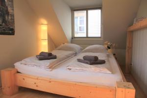- un grand lit avec des serviettes dans l'établissement ruhige gemütliche 2Z-Whg in S-West, à Stuttgart