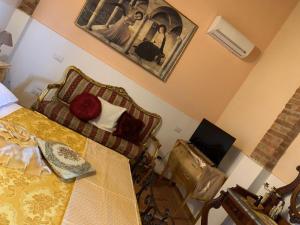 ein Schlafzimmer mit einem Bett und einem TV in der Unterkunft Luxury Apartments Casa Burraia in Abbadia di Montepulciano