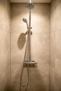 グルペンにあるDe Auw Sjoekelaatfabriekの浴室のシャワーヘッド付きシャワー +80枚の写真