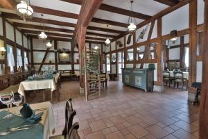 un comedor con mesas y sillas en un edificio en Hammermühle Hotel & Gesundheitsresort en Stadtroda