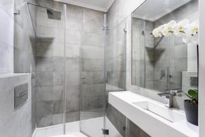 y baño con ducha, lavabo y espejo. en The Lisbon Lotus - Alcantara, en Lisboa