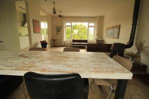 - une salle à manger avec une table et des chaises dans l'établissement House Akerdijk 5 persons 3 bedrooms, à Badhoevedorp