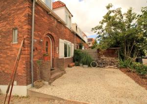 ein Backsteinhaus mit Fahrrad daneben geparkt in der Unterkunft House Akerdijk 5 persons 3 bedrooms in Badhoevedorp