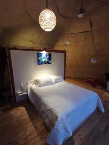 A bed or beds in a room at Türkdomes Glamping