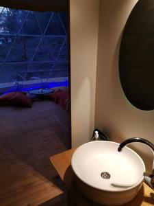 AlıncaにあるTürkdomes Glampingのバスルーム(白い洗面台、鏡付)