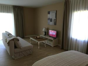 Televízia a/alebo spoločenská miestnosť v ubytovaní Finca Casaes Apartamentos
