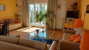 uma sala de estar com um sofá e uma mesa de vidro em Von-Thünen em Schwerin