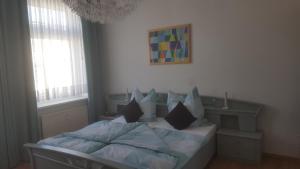 um quarto com uma cama com almofadas em Von-Thünen em Schwerin
