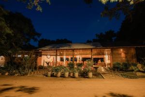 une maison avec des plantes devant elle la nuit dans l'établissement Tranquil Wild, à Tanamalwila