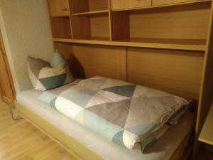 um pequeno quarto com uma cama num armário em Ferienhaus Börsengasse 1 em Duderstadt