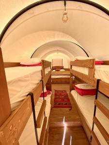 モランにあるBuffalo Valley Ranchのトンネル内の二段ベッド2組が備わる部屋です。