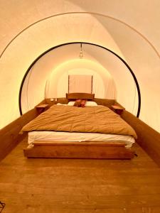 sypialnia z łóżkiem w tunelu w obiekcie Buffalo Valley Ranch w mieście Moran