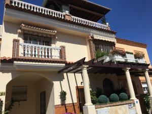 una casa con balcones y macetas. en Apartment with private patio, en Fuengirola