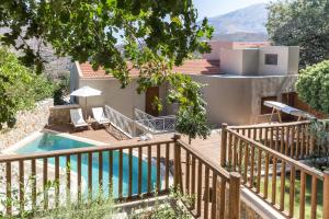 une villa avec une piscine et une maison dans l'établissement Villa Angelica Meronas, à Méronas