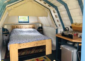 Cotswolds Camping at Holycombe客房内的一张或多张床位
