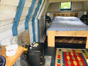 Cotswolds Camping at Holycombe客房内的一张或多张床位
