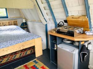 Cotswolds Camping at Holycombe的厨房或小厨房