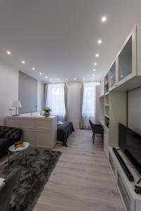 Noemiz Exclusive Apartments في بودابست: غرفة معيشة مع أريكة وطاولة