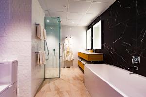 Koupelna v ubytování Novotel Tainui Hamilton