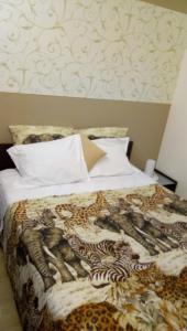 マシコにあるSunny flat In Machico cityのベッド(掛け布団、枕付)