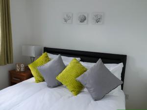 En eller flere senge i et værelse på Great location nr train station & parking in Banbury