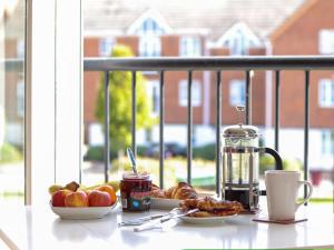 een tafel met borden eten en koffie op een balkon bij Great location nr train station & parking in Banbury in Banbury