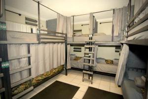 Letto o letti a castello in una camera di Sheridan Hostel