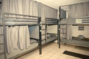 Letto o letti a castello in una camera di Sheridan Hostel
