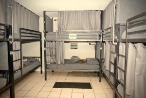 Letto o letti a castello in una camera di Sheridan Hostel