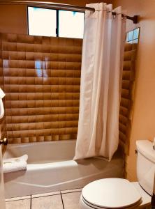 Ένα μπάνιο στο Carmel Resort Inn +167 φωτογραφίες