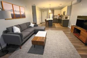 Afbeelding uit fotogalerij van Luxury apartment with gym, steps from commuter rail #4011 in Reading