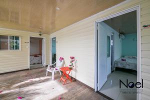 un porche con una puerta que da a un dormitorio en Posada J&J Forbes - 1, en San Andrés