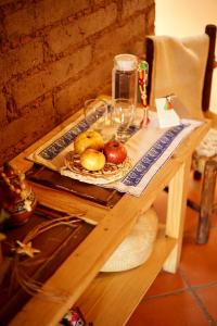 - une table avec une assiette de fruits et des verres dans l'établissement Zoyatl - Xamikal, à Zacatlán