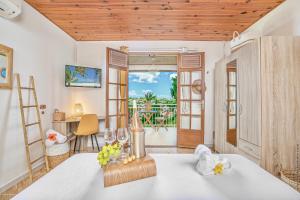 a room with a table with flowers on it at Créole Bay - Suites and Spa in Fort-de-France