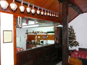 een keuken met een kerstboom in een kamer bij Staroto Shkolo House - rooms for guests in Bozhentsi
