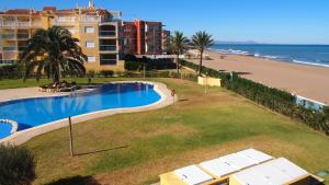 un complejo con piscina y playa en Marina Azul ElConserje, en Denia