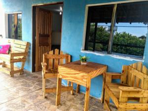 Habitación con mesa, sillas y ventana en Casa Tulum, en Barra Grande