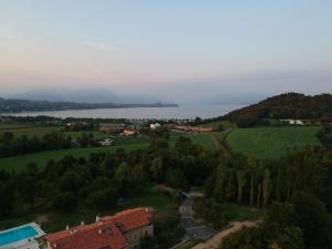 una vista aerea su un villaggio e un lago di Agriturismo B&B Cascina Reciago a Desenzano del Garda