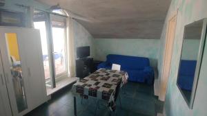 a small room with a blue couch and a window at Marina di VASTO in Vasto