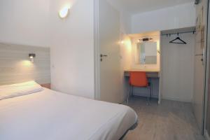 ムイユロン・ル・カティフにあるファストホテル ラ ロシュ シュル ヨンのベッドルーム(ベッド1台、デスク、鏡付)