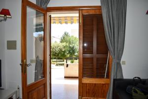 drzwi prowadzące do pokoju z oknem w obiekcie Comfortable apartment very close to the beach w Alcudii