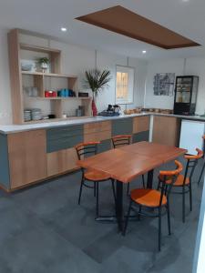 - une cuisine avec une table et des chaises en bois dans l'établissement Fasthotel La Roche-sur-Yon, à Mouilleron-le-Captif