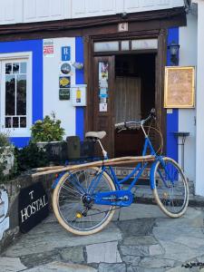 Una bicicleta azul estacionada frente a un edificio en Micro-Hostal La Puerta del Perdón en Villafranca del Bierzo