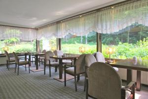 Un restaurante o sitio para comer en Waldhotel Porta Westfalica