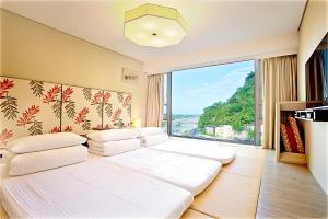 Postel nebo postele na pokoji v ubytování Chihpen Century Hotel