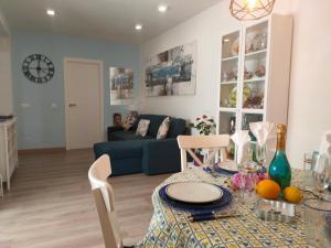 Ein Sitzbereich in der Unterkunft Lagunillas Voyager Apartment BY NAMASTE ELITE