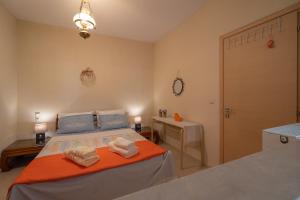 um quarto com uma cama com toalhas em Meteora Nature em Kalabaka